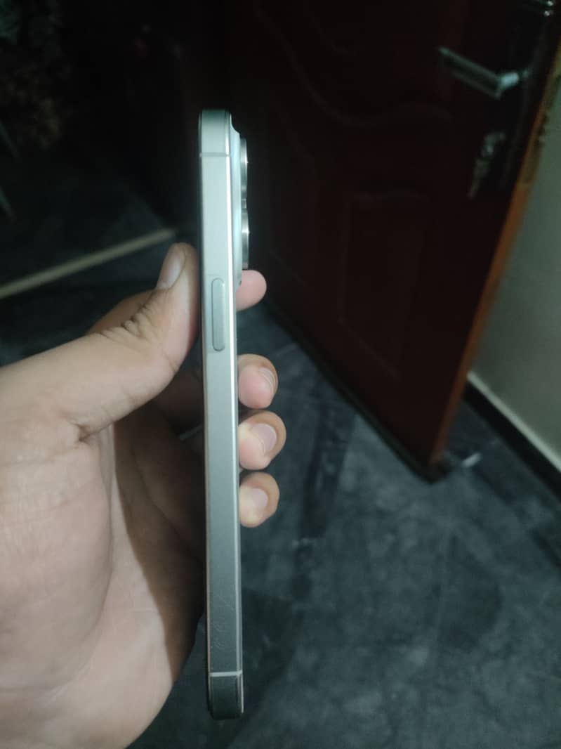 Apple iPhone 15 Pro Max 4