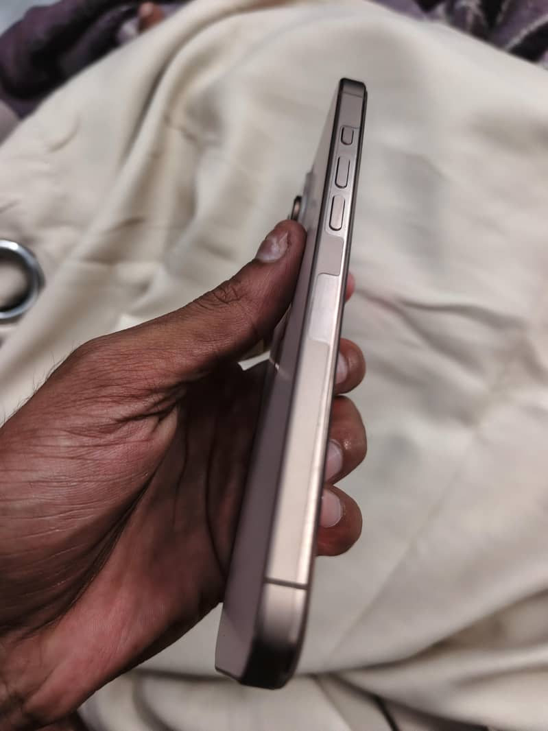 Apple iPhone 16 Pro Max 1