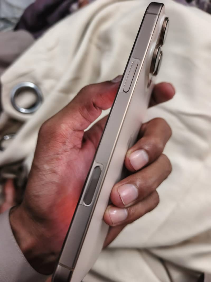 Apple iPhone 16 Pro Max 2
