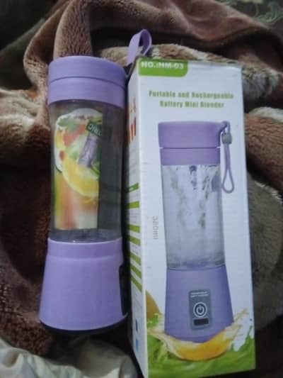 mini juicer machine charging wali hai aur jo use ke andar hai bilkul