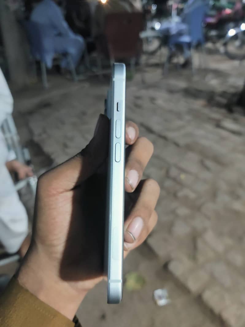Apple iPhone 15 4