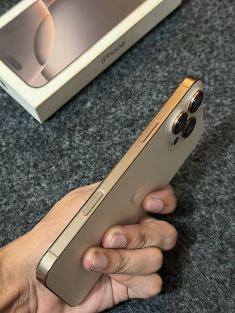 Apple iPhone 16 Pro Max 7