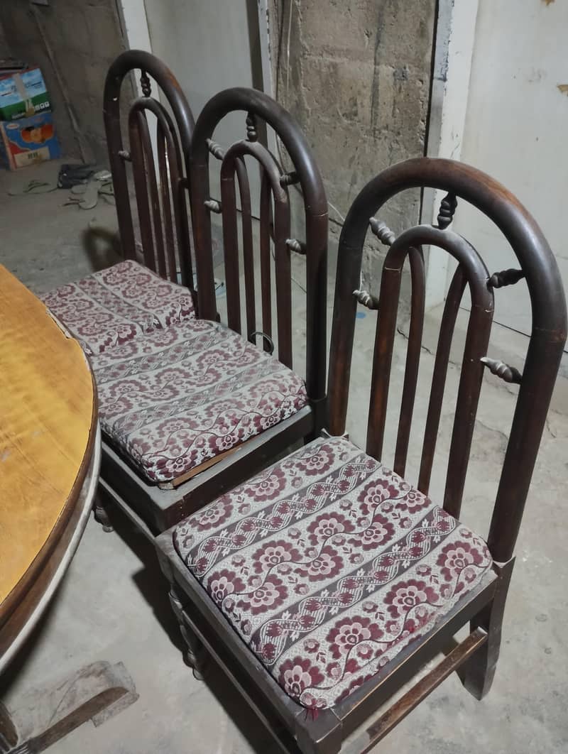 05 chairs 1