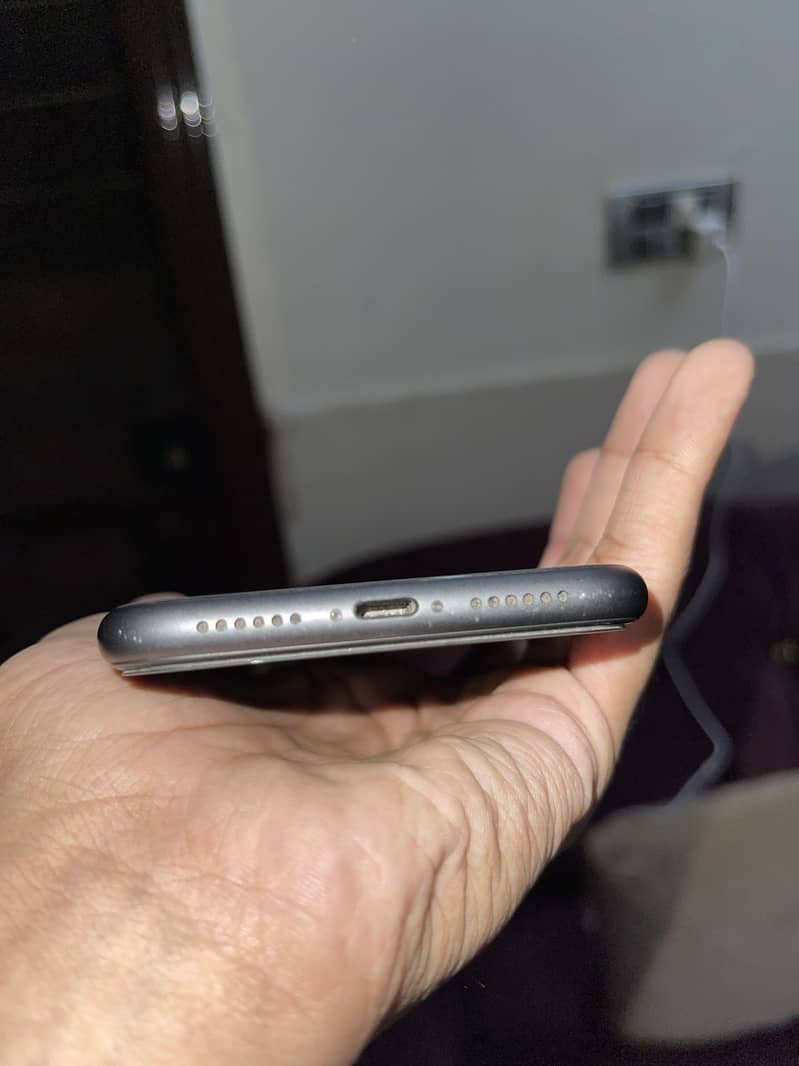 Apple iPhone 11 4