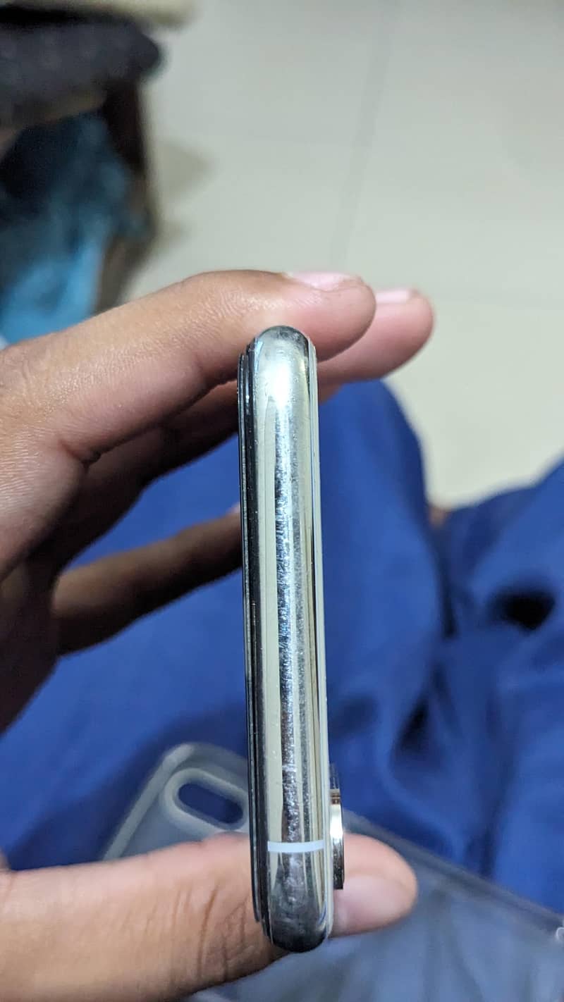 Apple iPhone XS 4