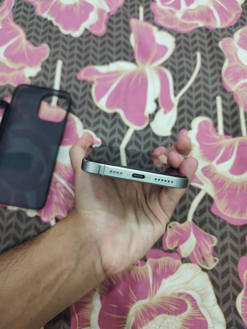 Apple iPhone 16 Pro Max 3