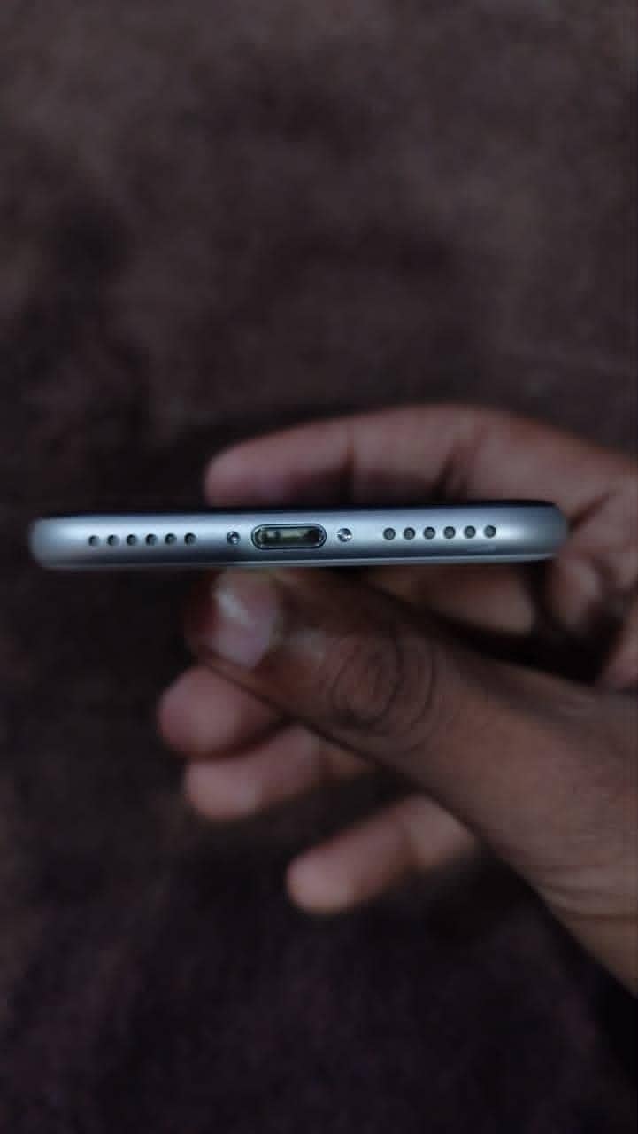 iPhone SE 2 4