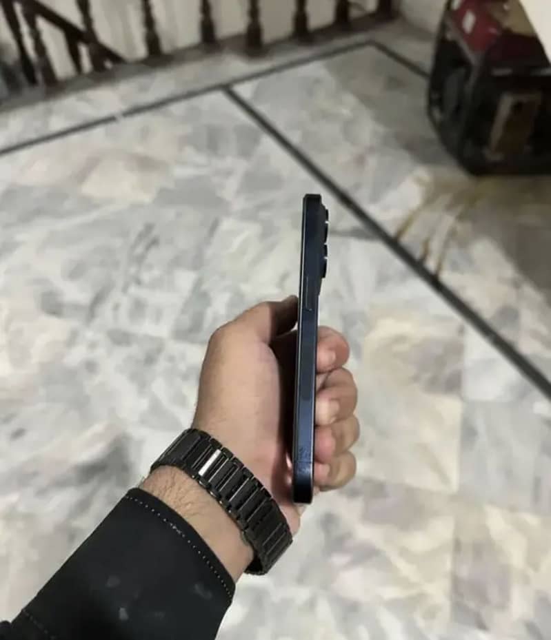 Apple iPhone 15 Pro 3