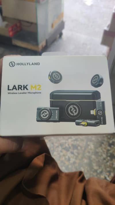 Hollyland LARK M2 ultra-lightweight wireless lavalier microphone