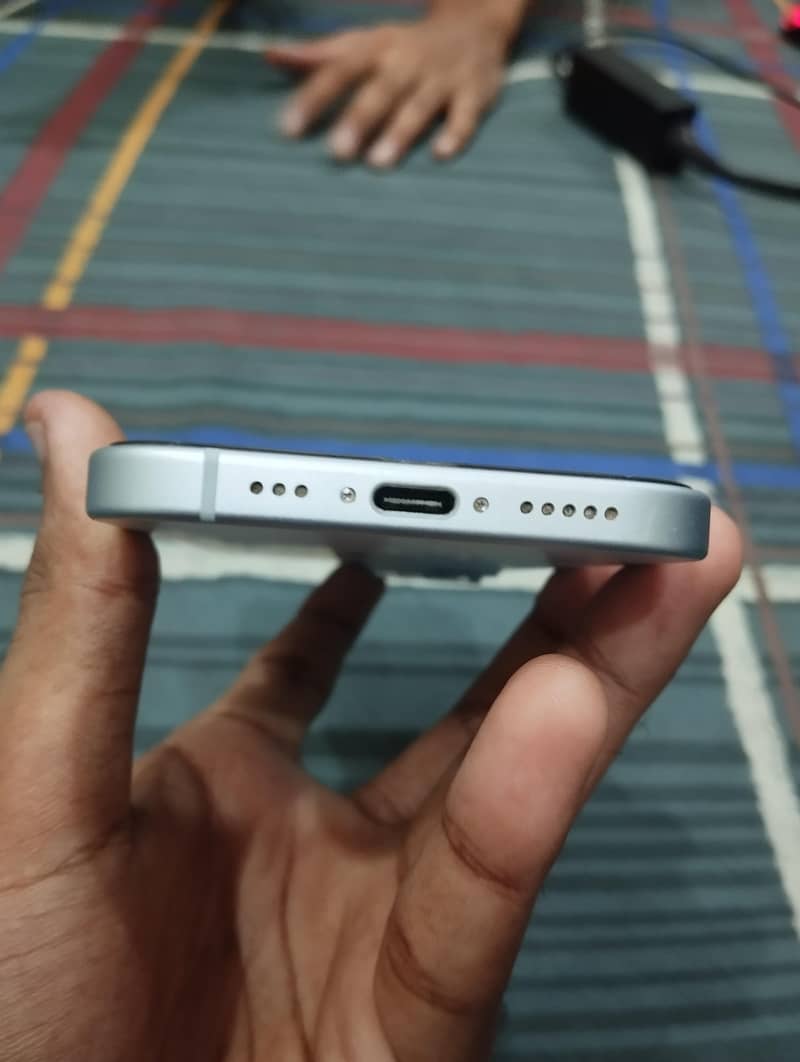 Apple iPhone 15 4