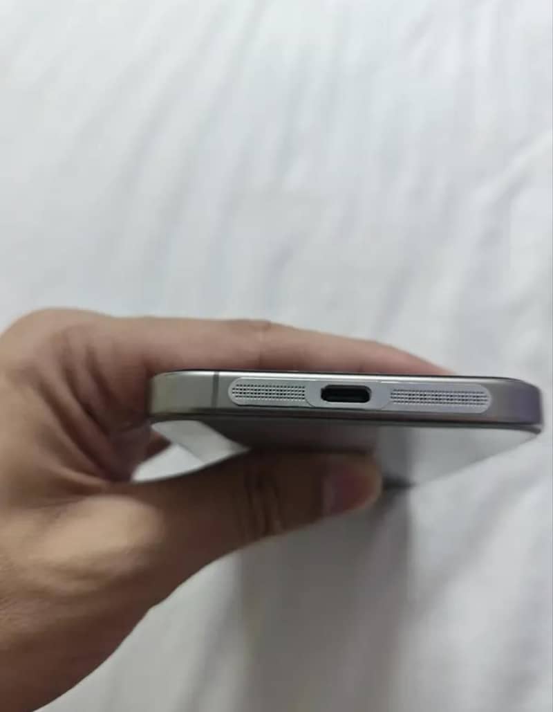 Apple iPhone 15 Pro Max 4
