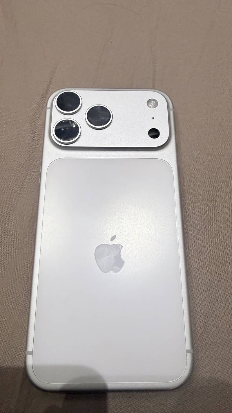 Apple iPhone 17 Pro Max 4