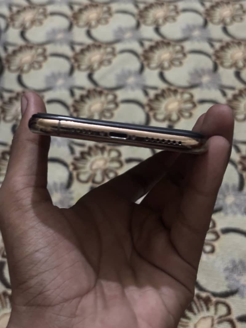 Apple iPhone XS Max 3