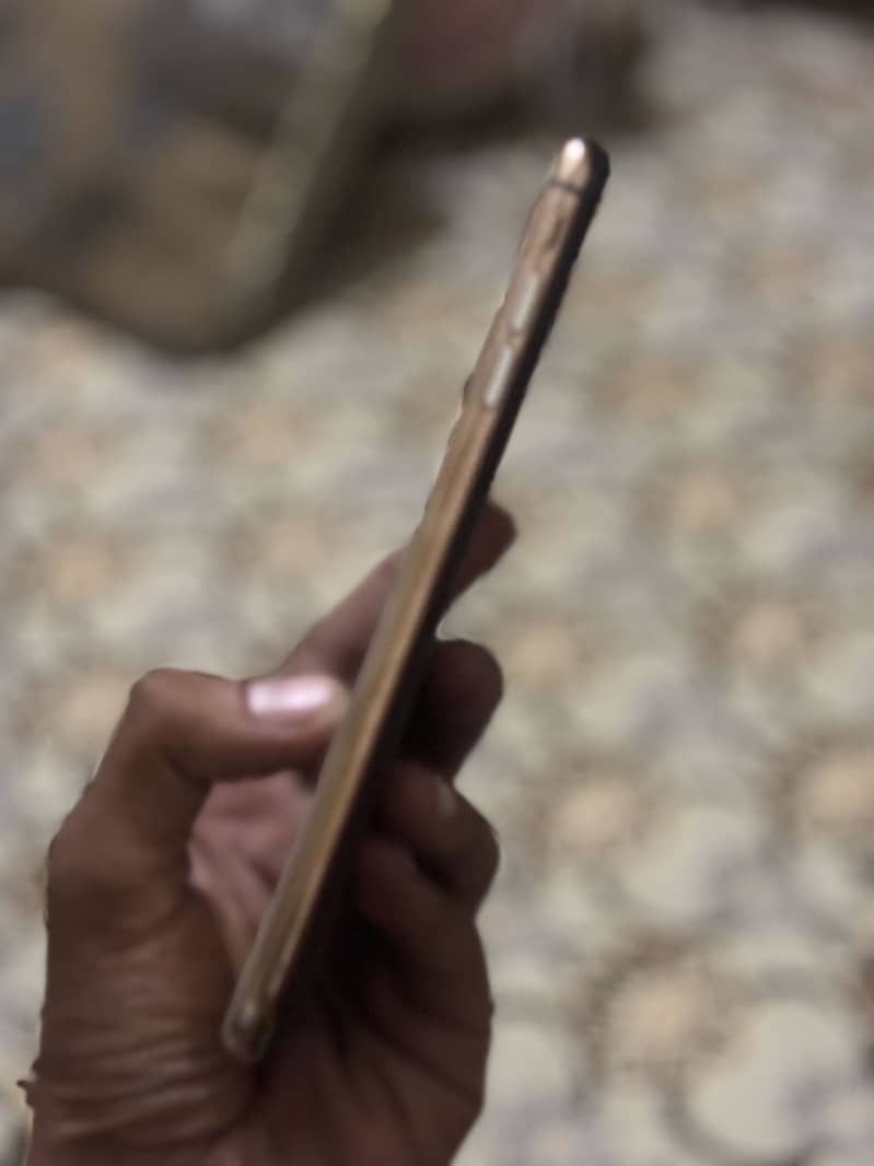 Apple iPhone XS Max 4
