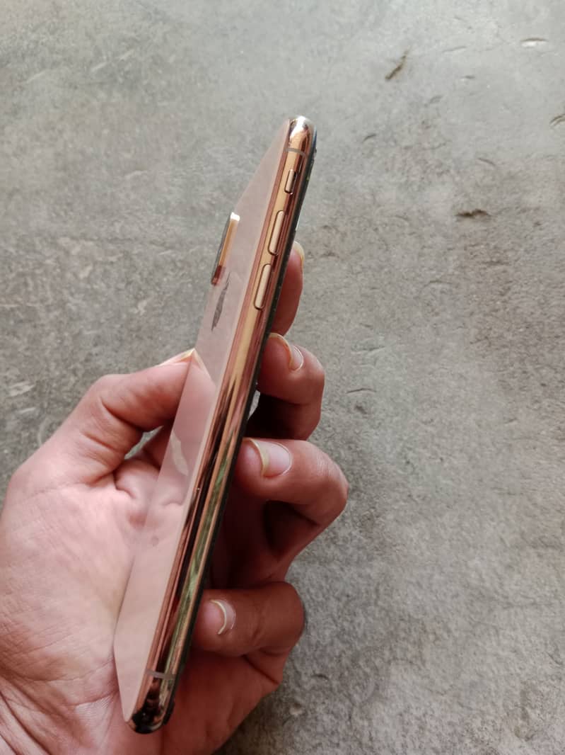 Apple iPhone XS 3