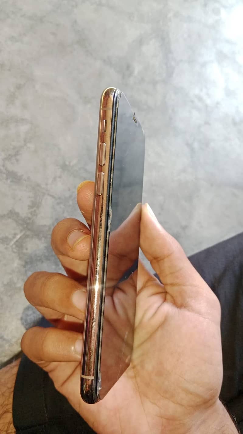Apple iPhone XS 4