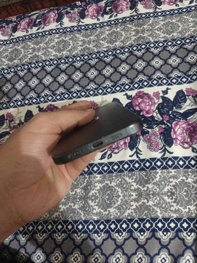Apple iPhone 15 Pro Max 4