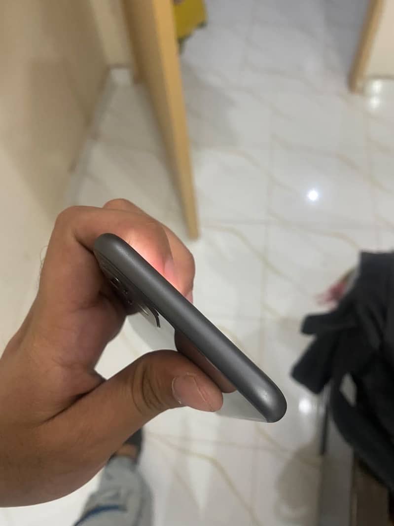 Apple iPhone 11 4