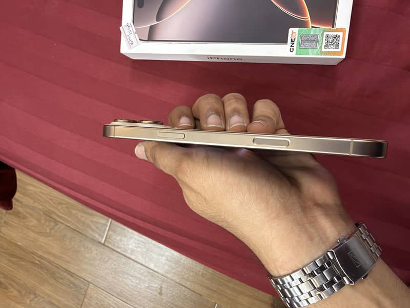 Apple iPhone 16 Pro Max 8