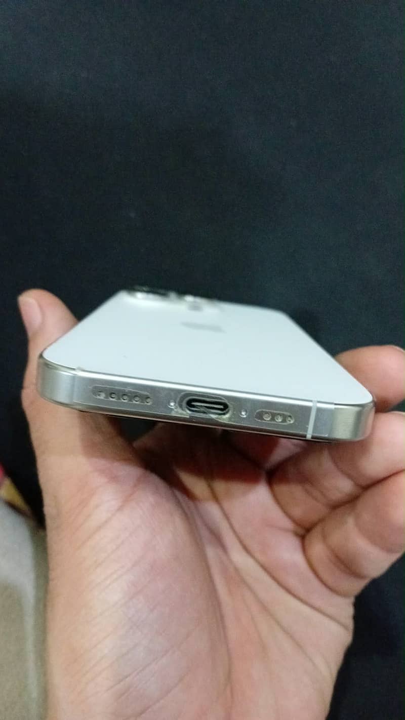 Apple iPhone 16 Pro 2