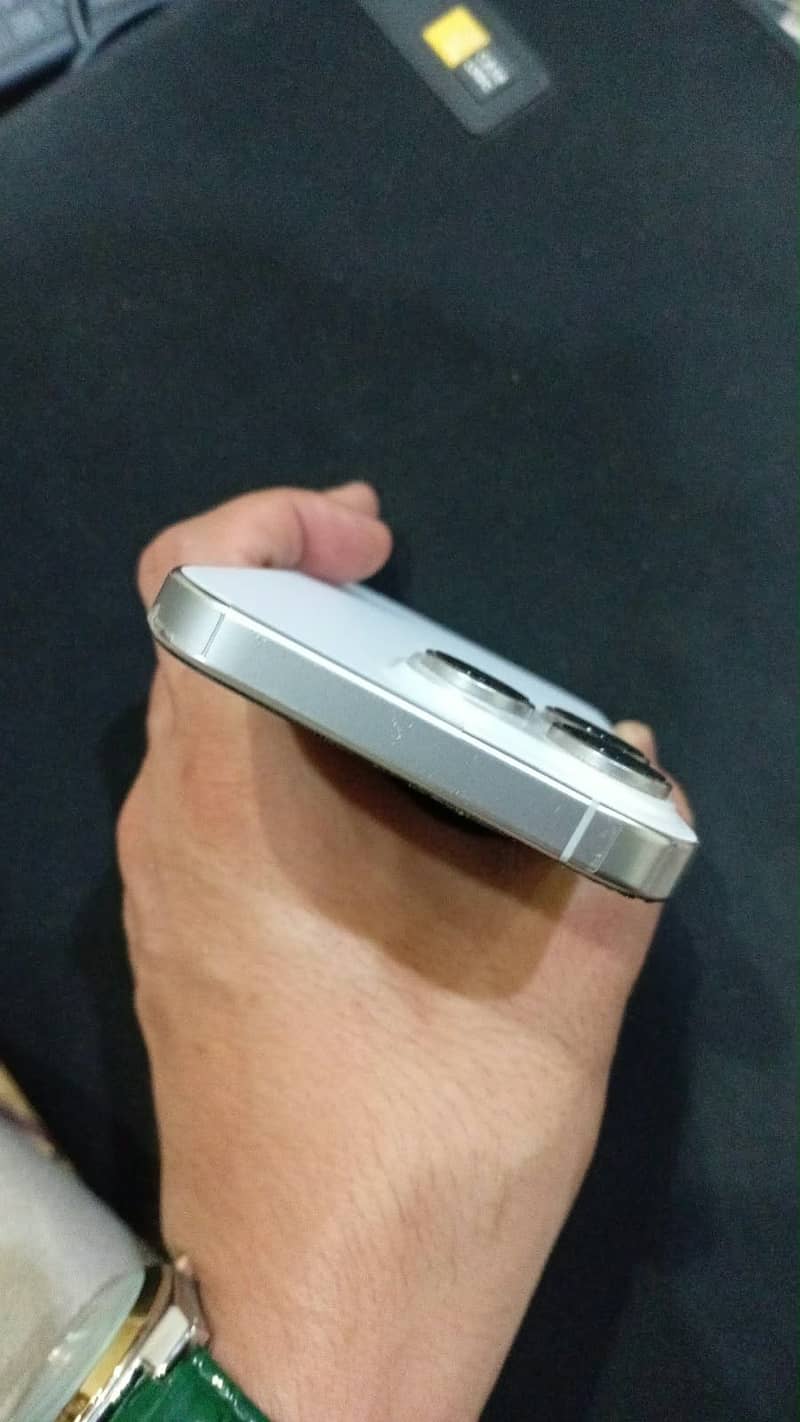 Apple iPhone 16 Pro 3