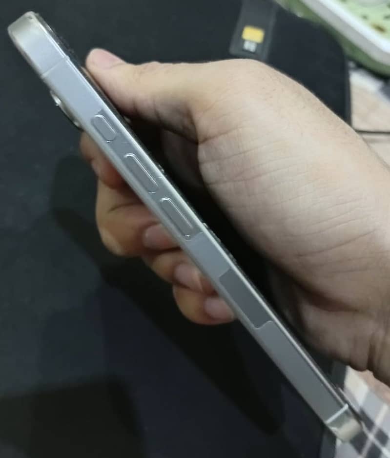 Apple iPhone 16 Pro 4