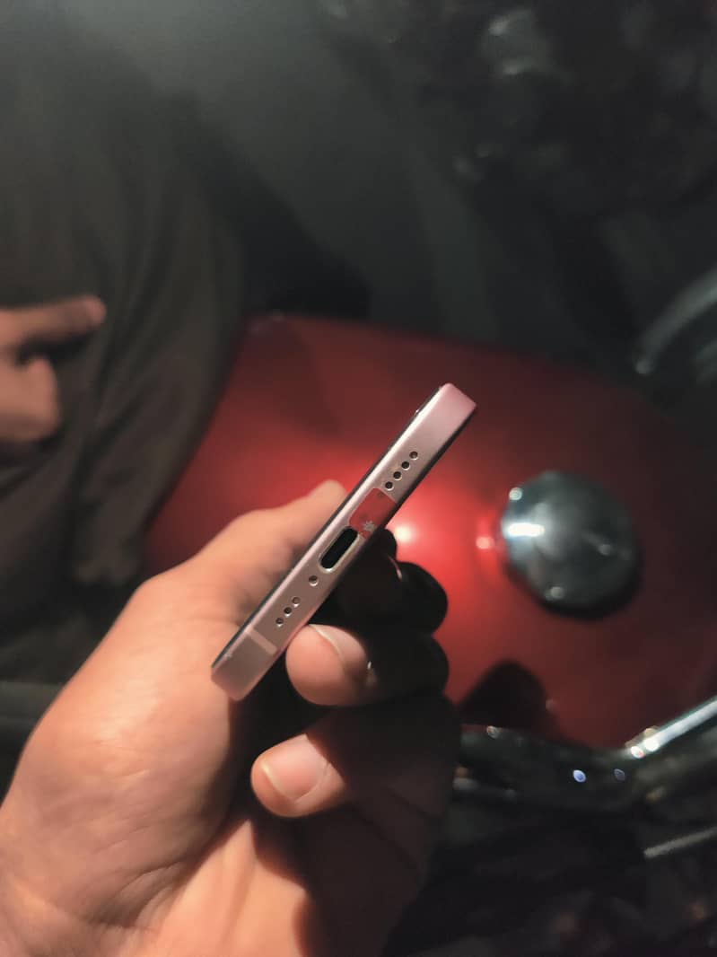 Apple iPhone 15 4