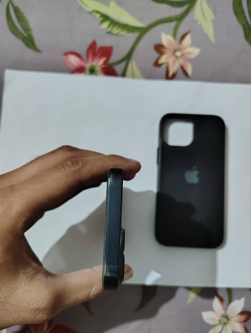 Apple iPhone 13 mini 6