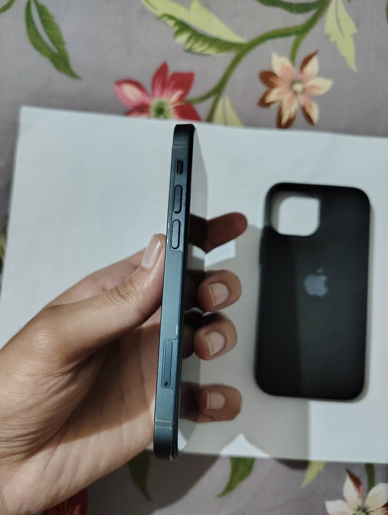 Apple iPhone 13 mini 8