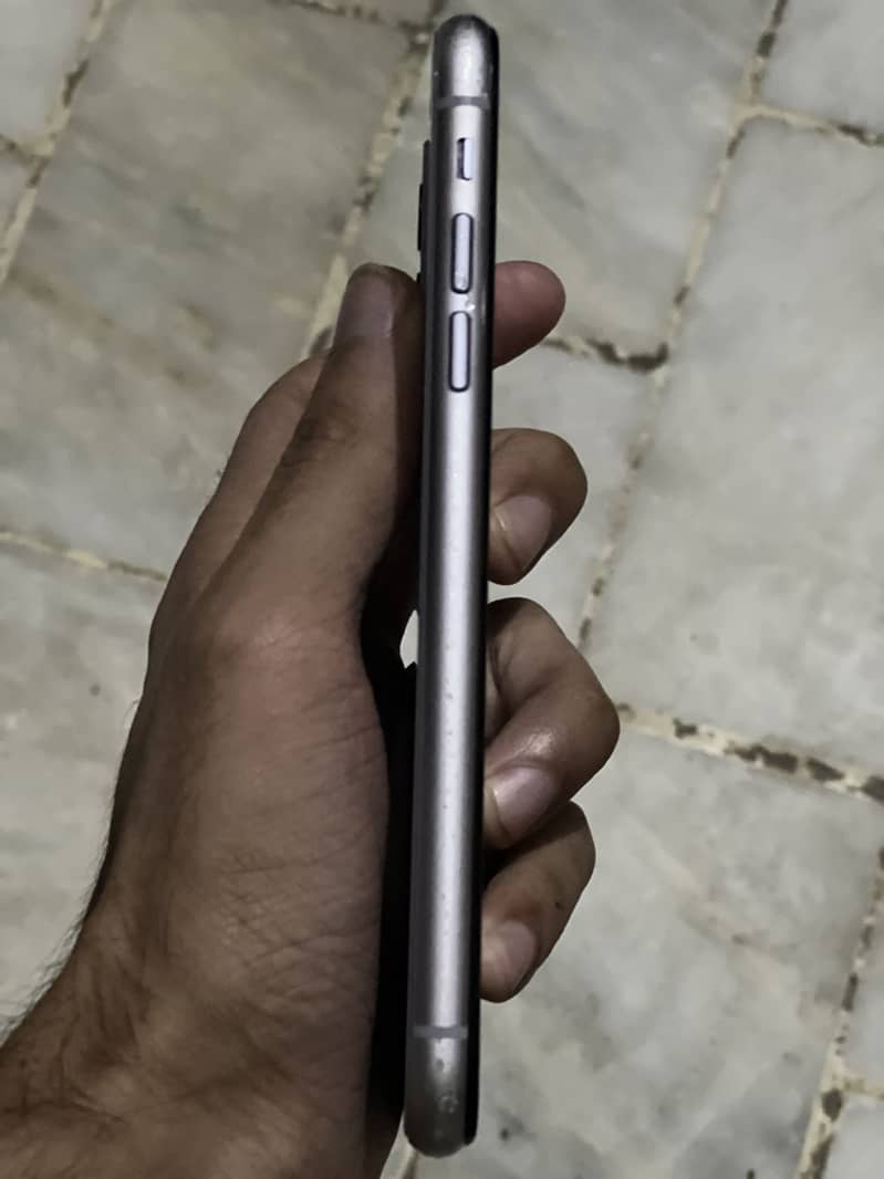 Apple iPhone 11 4