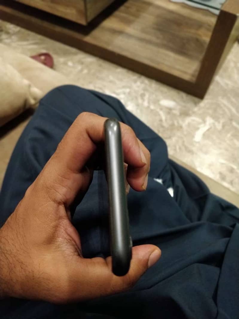 Apple iPhone 11 4