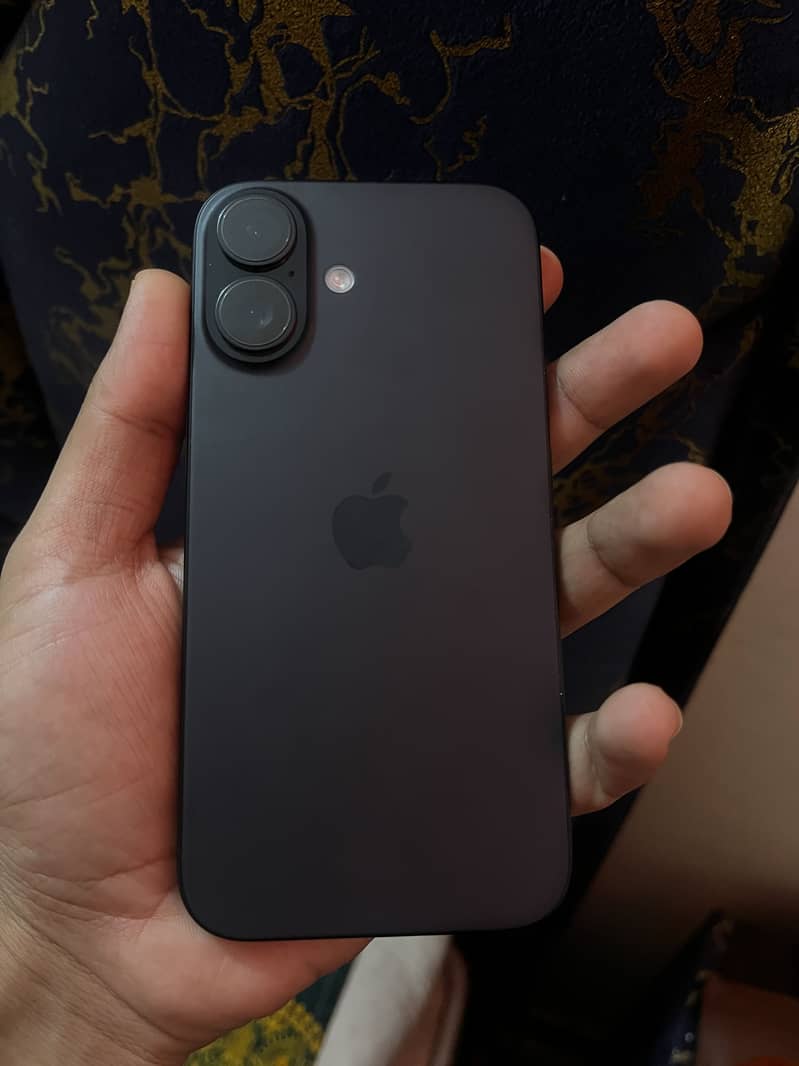 Apple iPhone 16 6