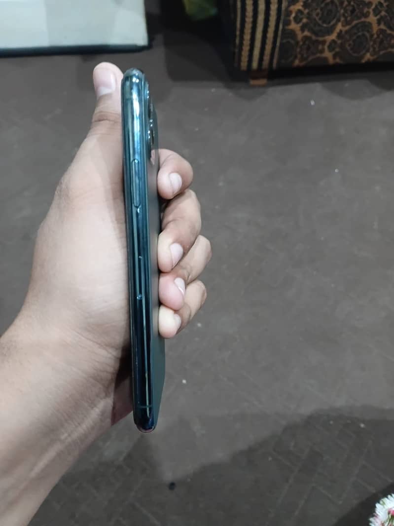 Apple iPhone 11 Pro 4