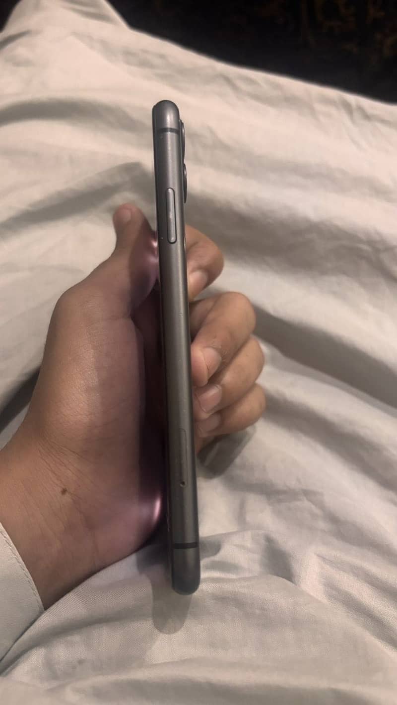 Apple iPhone 11 4