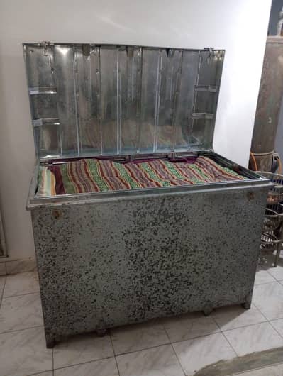 Metal Bakas / Storage Trunk