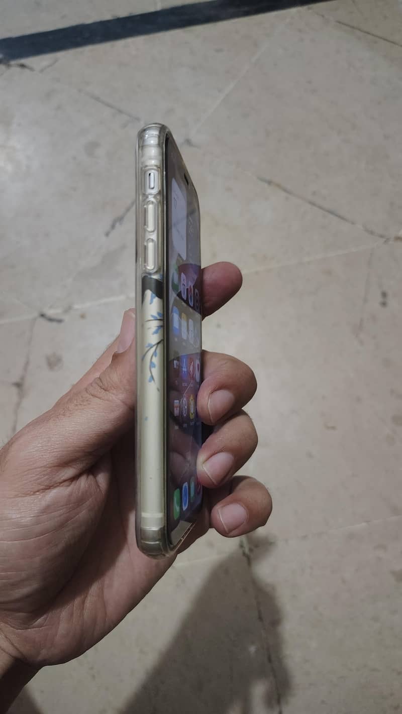 Apple iPhone 11 3
