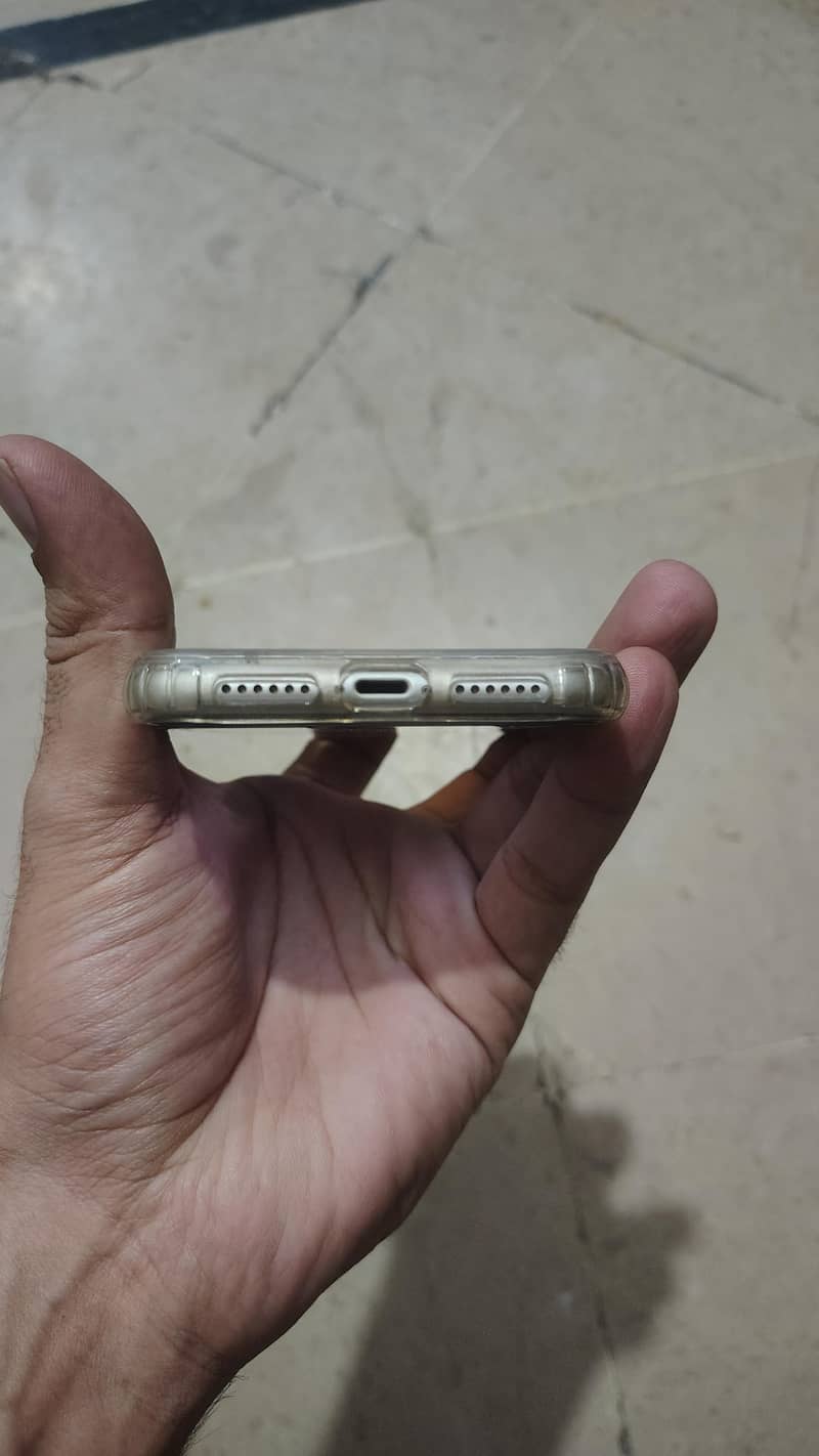 Apple iPhone 11 4