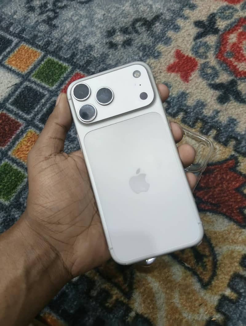 Apple iPhone 17 Pro Max 4