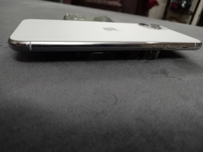 Apple iPhone 11 Pro Max 4