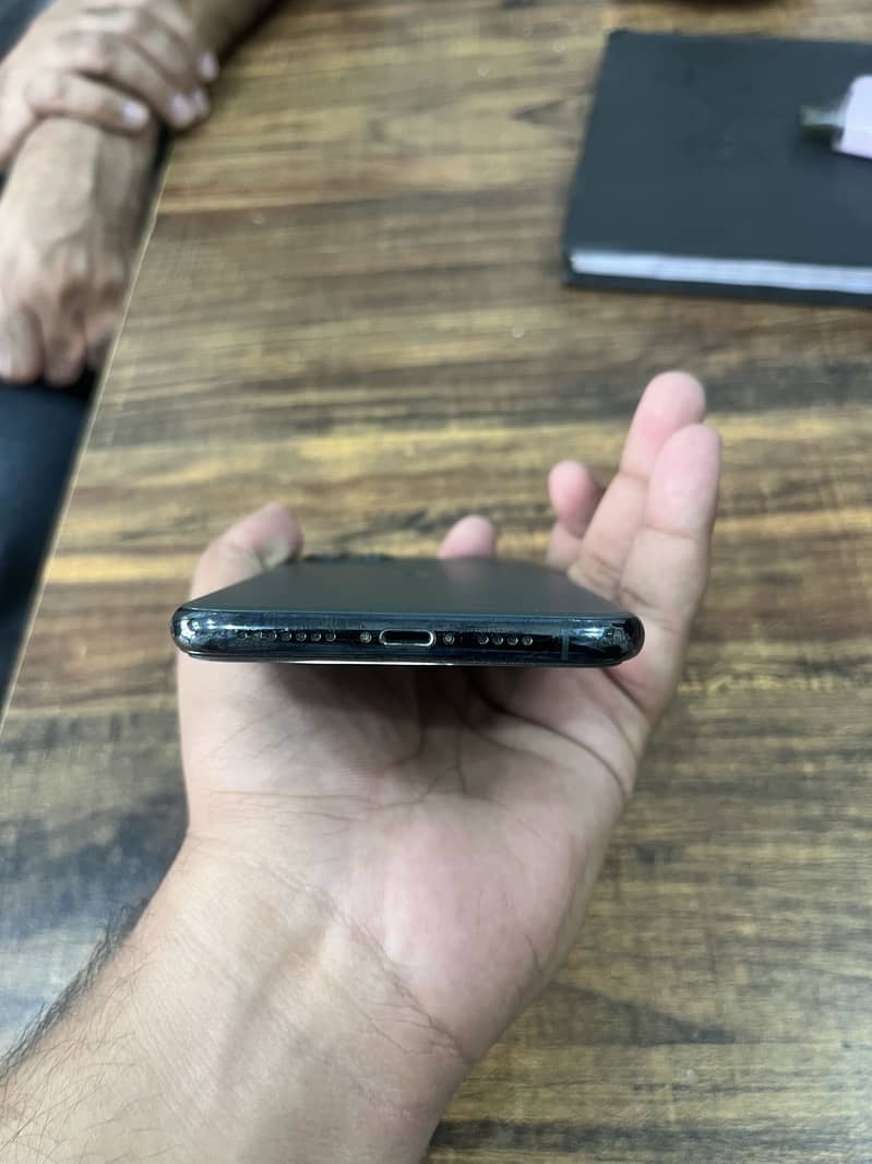 Apple iPhone 11 Pro Max 4
