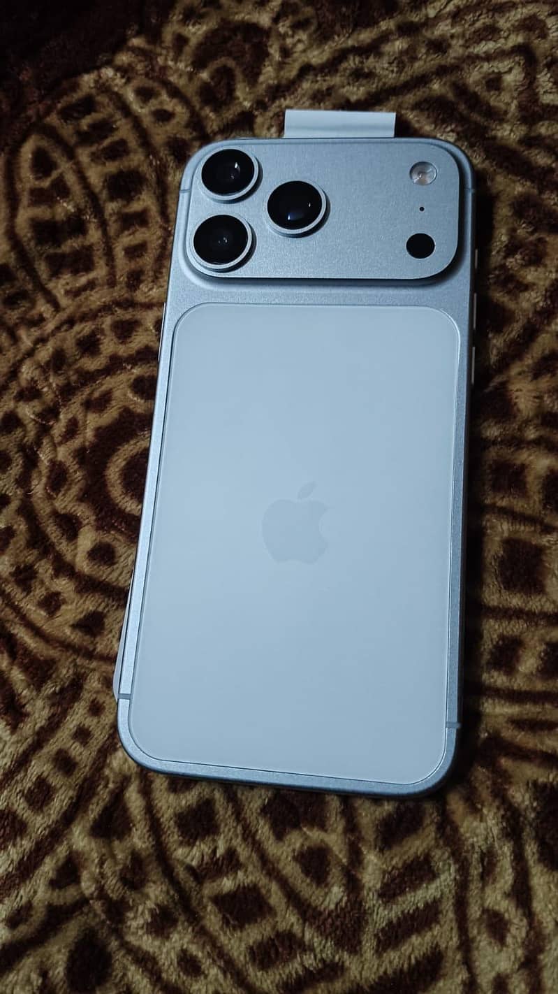 Apple iPhone 17 Pro Max 4