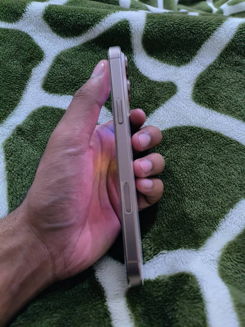 Apple iPhone 16 Pro Max 2