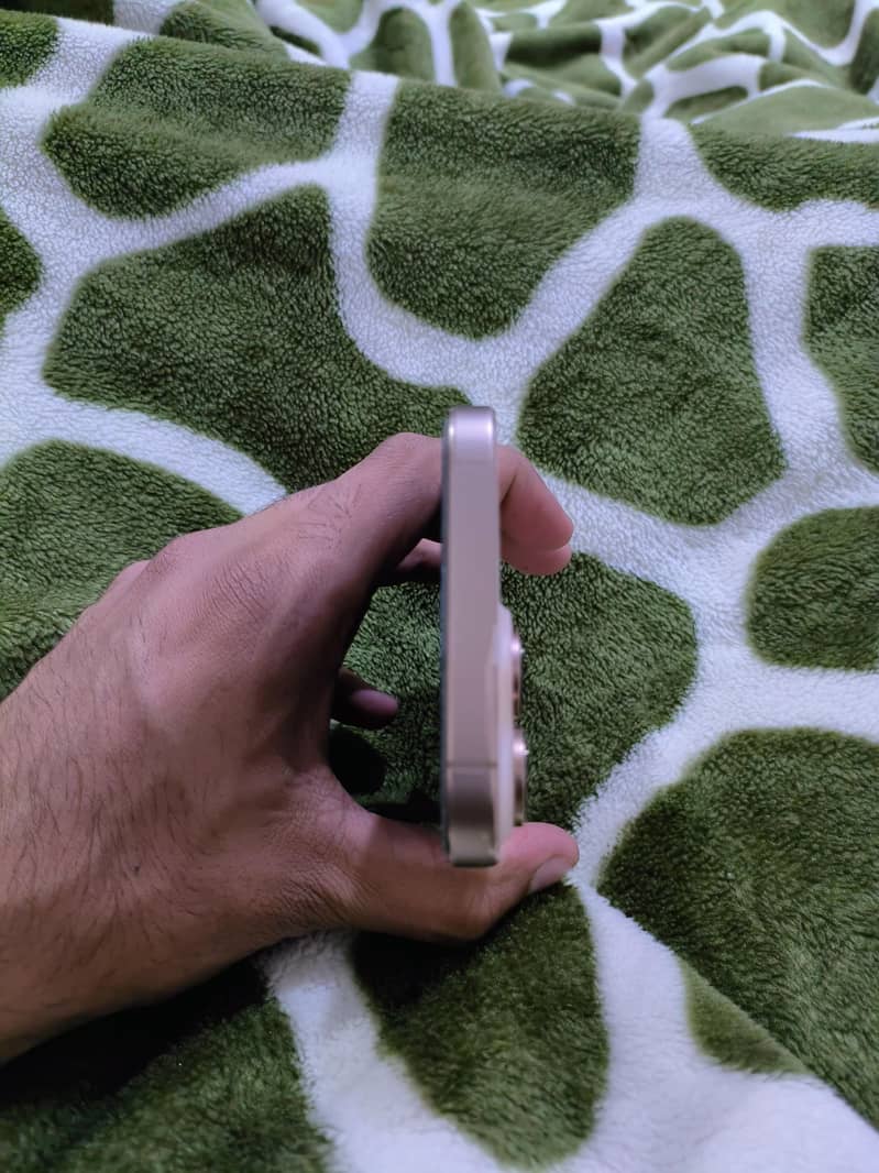 Apple iPhone 16 Pro Max 3