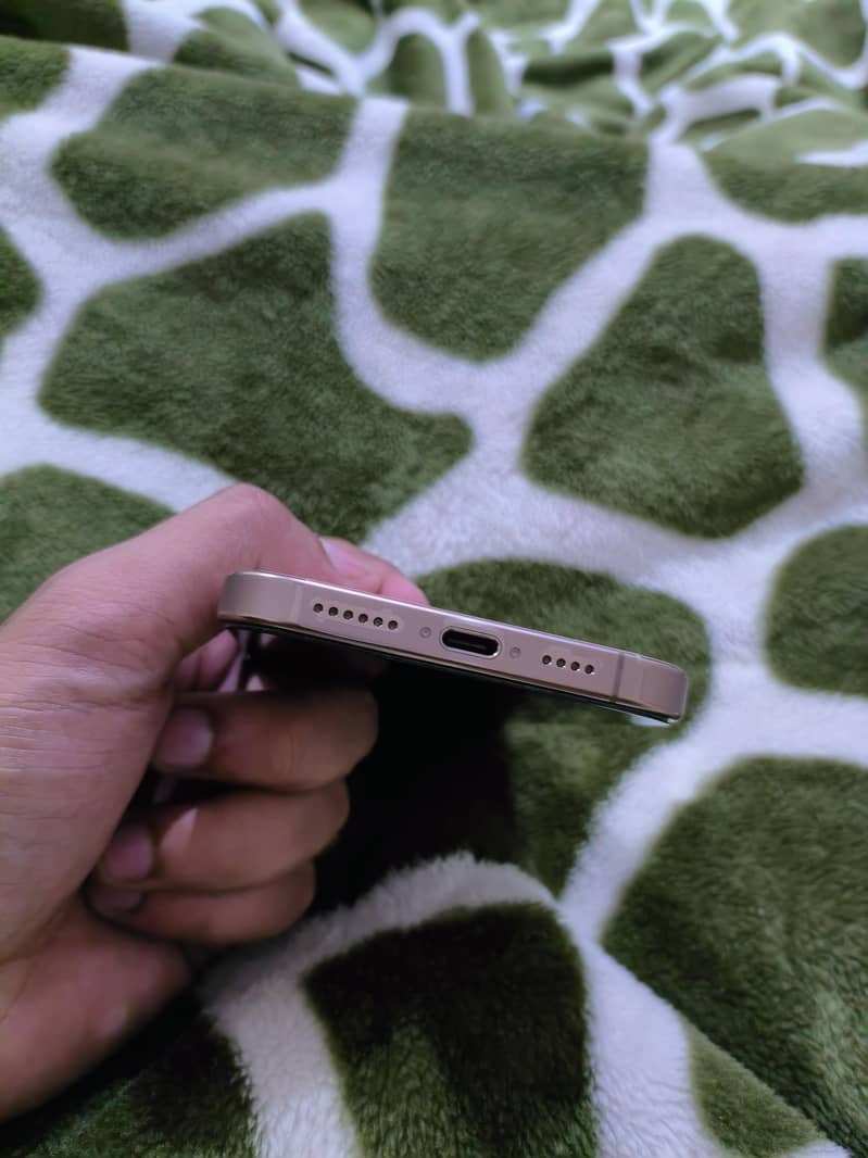 Apple iPhone 16 Pro Max 5