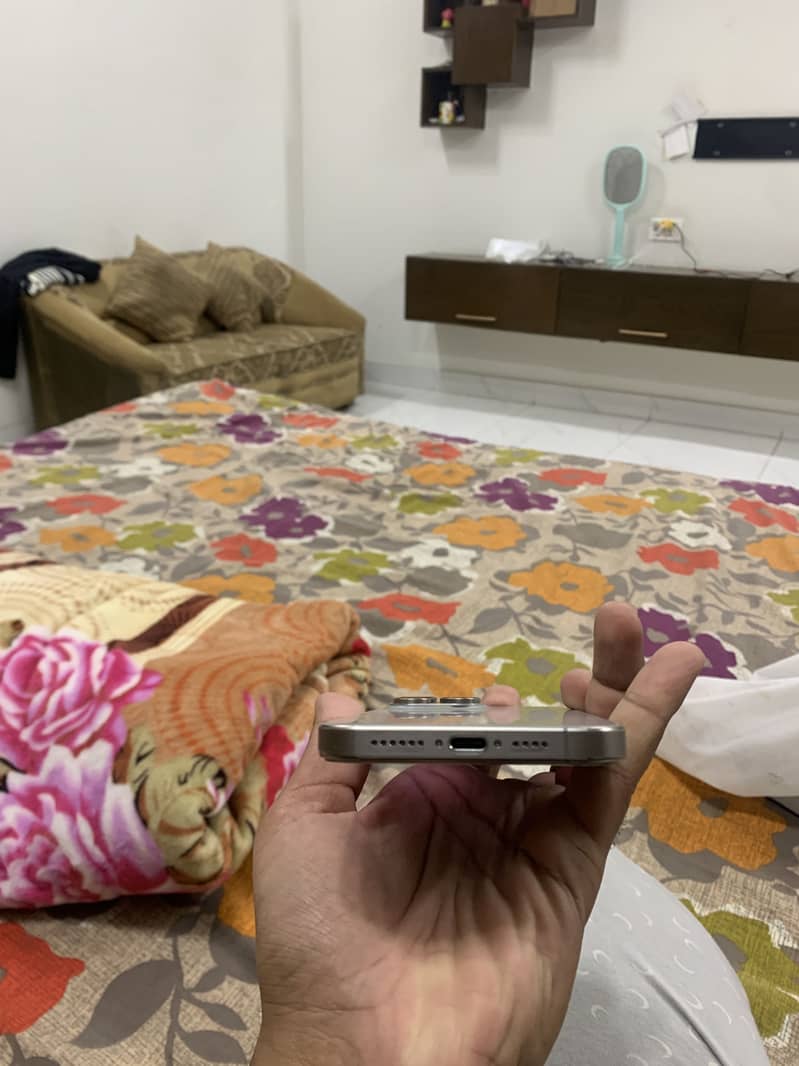 Apple iPhone 15 Pro Max 2