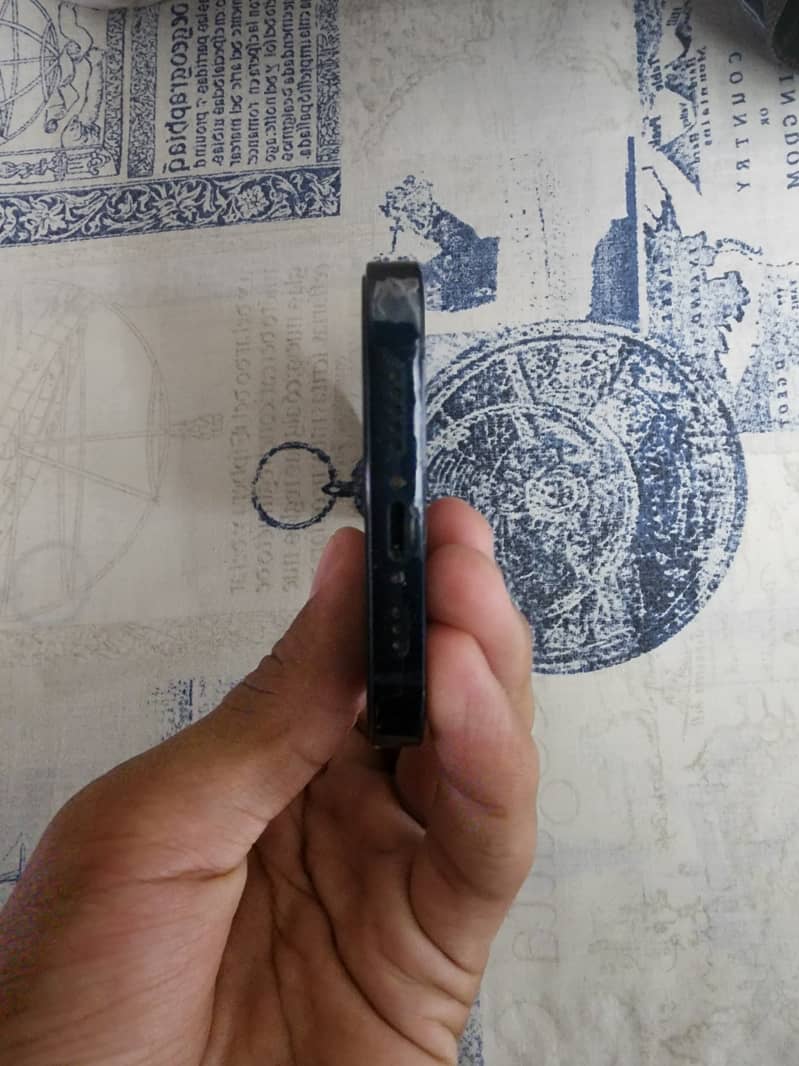 iPhone 13 only box open 4