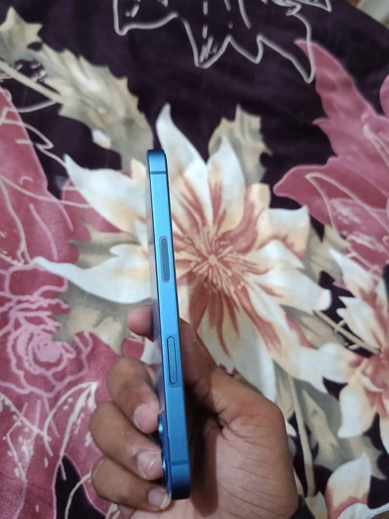 Apple iPhone 13 5