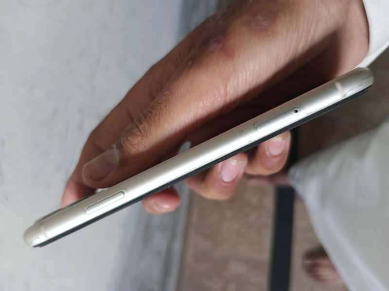 Apple iPhone 11 4