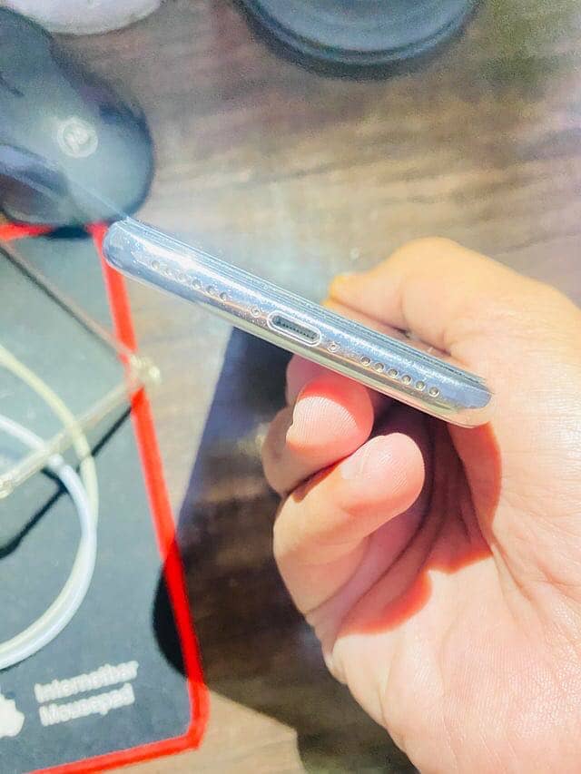 Apple iPhone X 4