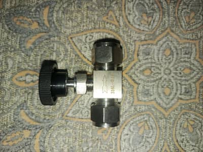 Small needle valve with fittings